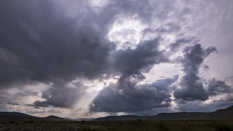 Erstaunlicher-Zeitraffer-Einer-Steppenlandschaft-Mit-Stürmischen-Wolken-In-Der-Mongolei